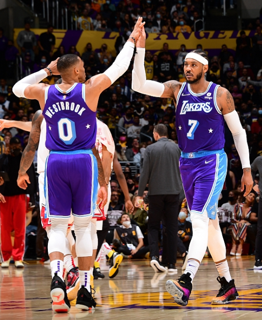 包含今晚社区盾传出新动向，多伦多猛龙手感冰凉，管理层表态：更衣室稳定，轮换策略成焦点的词条